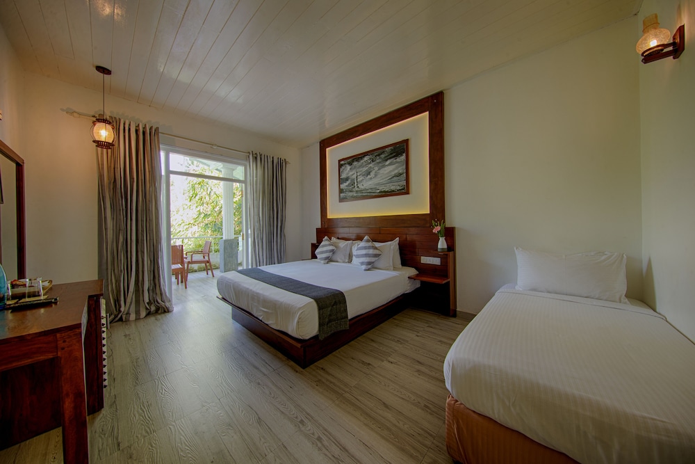 Deluxe Triple Room, 1 King Bed with Sofa bed, Non Smoking, Lake View photo 1