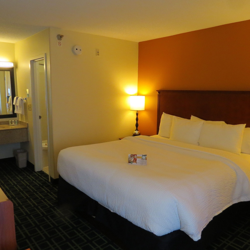 Standard Room, 1 King Bed, Non Smoking (Interior Corridor)