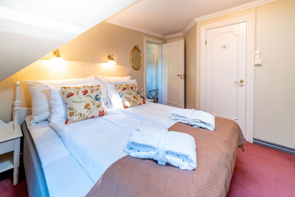 Suite, 1 Queen Bed photo 2