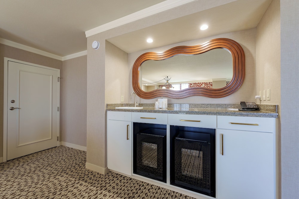 Premier Suite, 1 King Bed - Photo 2