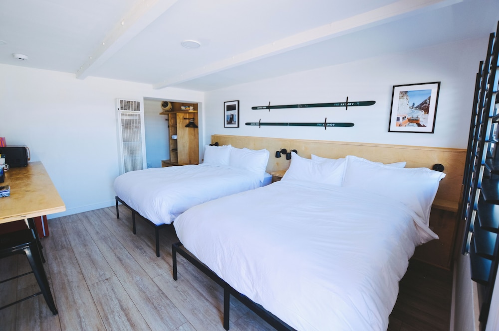 Standard Room, 2 Queen Beds photo 3