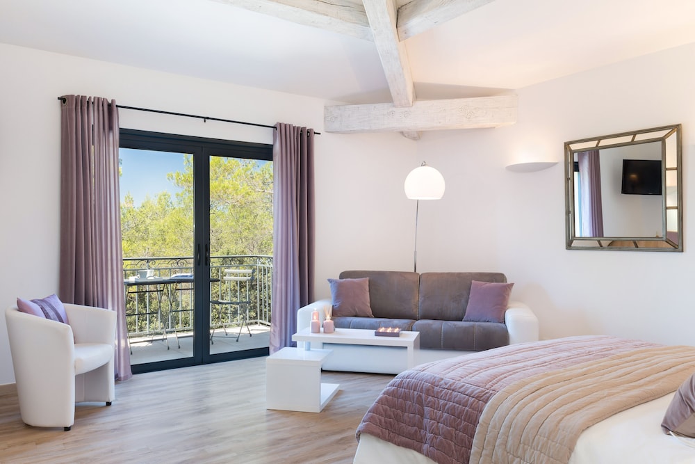 Executive Suite, 1 King Bed with Sofa bed photo 2