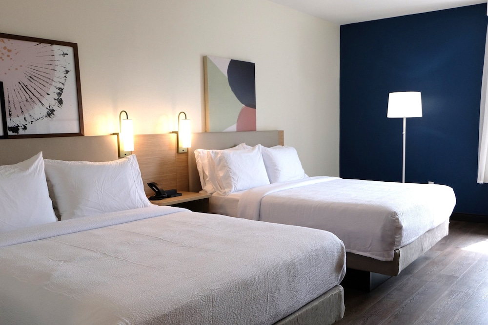Room, 2 Queen Beds - Photo 2