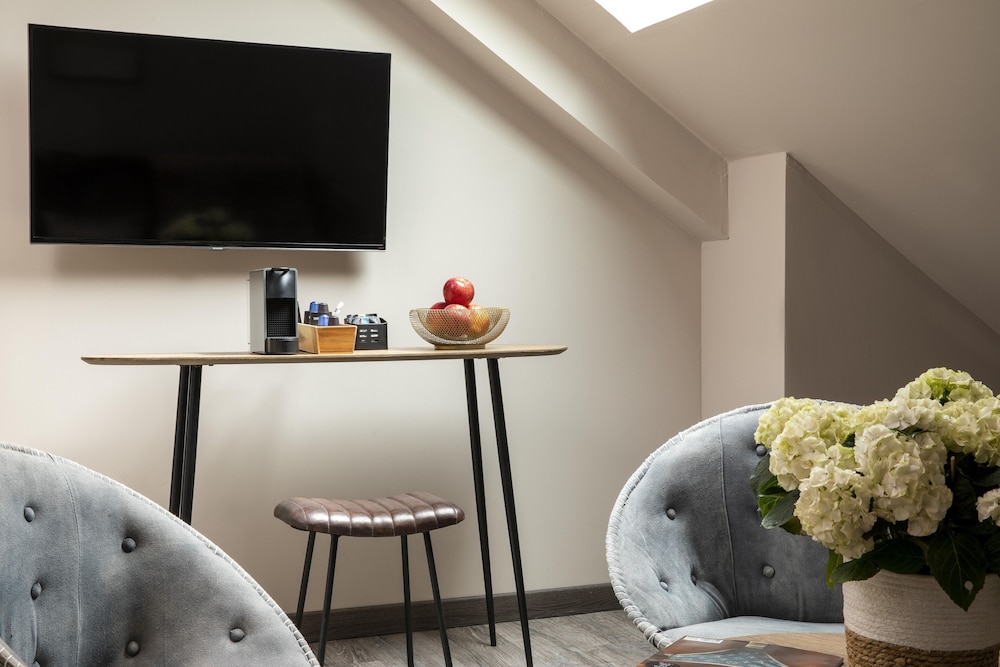Attic Suite - Photo 7