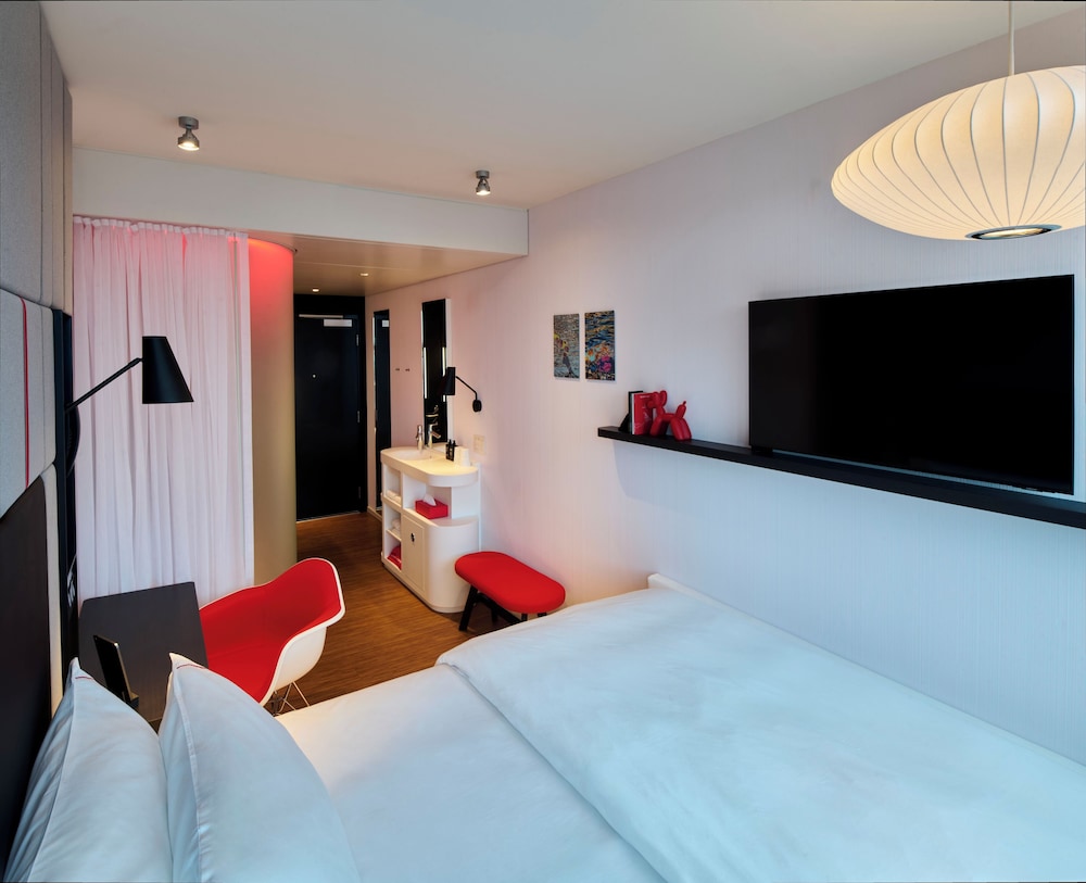 Premium Room, 1 King Bed (View) - Photo 10