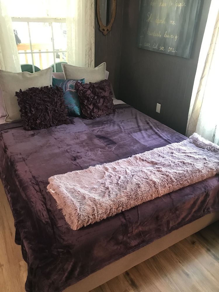 Romantic Cottage, 1 Queen Bed photo 2