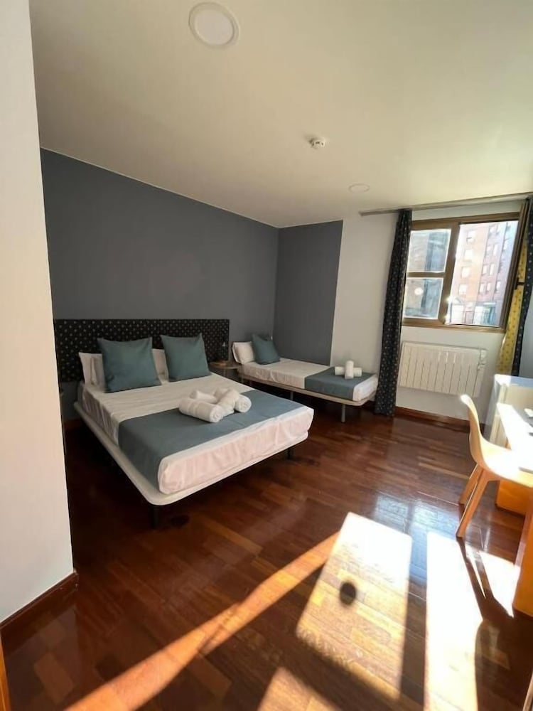 Economy Triple Room photo 2