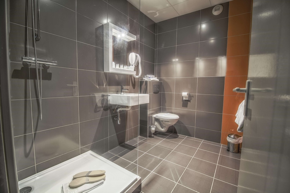Standard Room, 3 Twin Beds - Photo 25