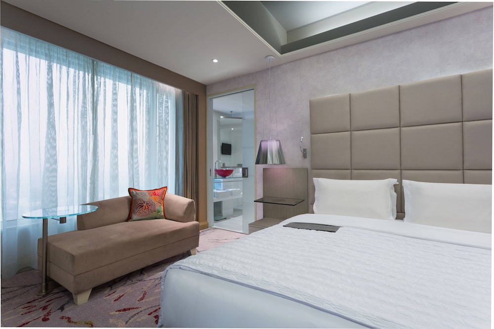 Executive Suite, 1 Bedroom - Photo 1