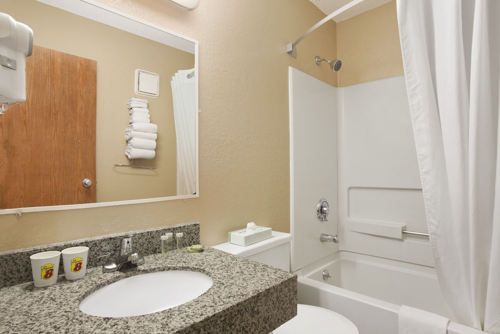 Standard Room, 1 Queen Bed, Microwave - Photo 6