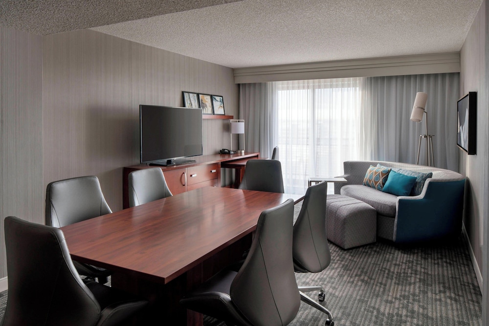 Suite, 1 Bedroom - Photo 4