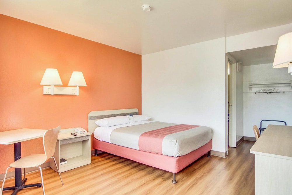 Premium Room, 1 Double Bed, Non Smoking, Refrigerator & Microwave - Photo 1