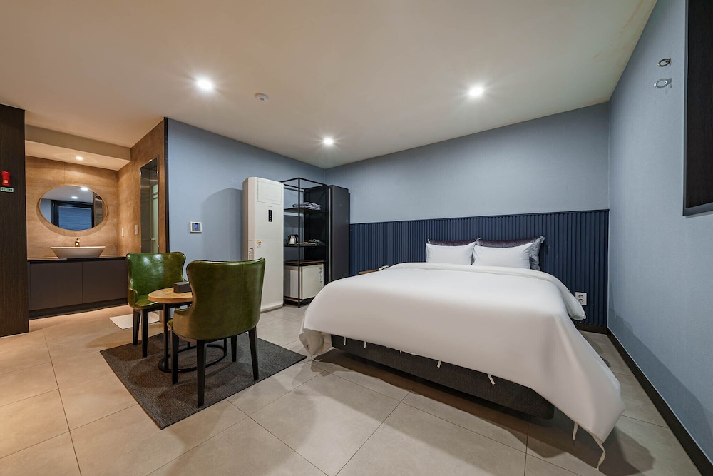 Deluxe Double Room, 1 Queen Bed, Non Smoking, Bathtub photo 1