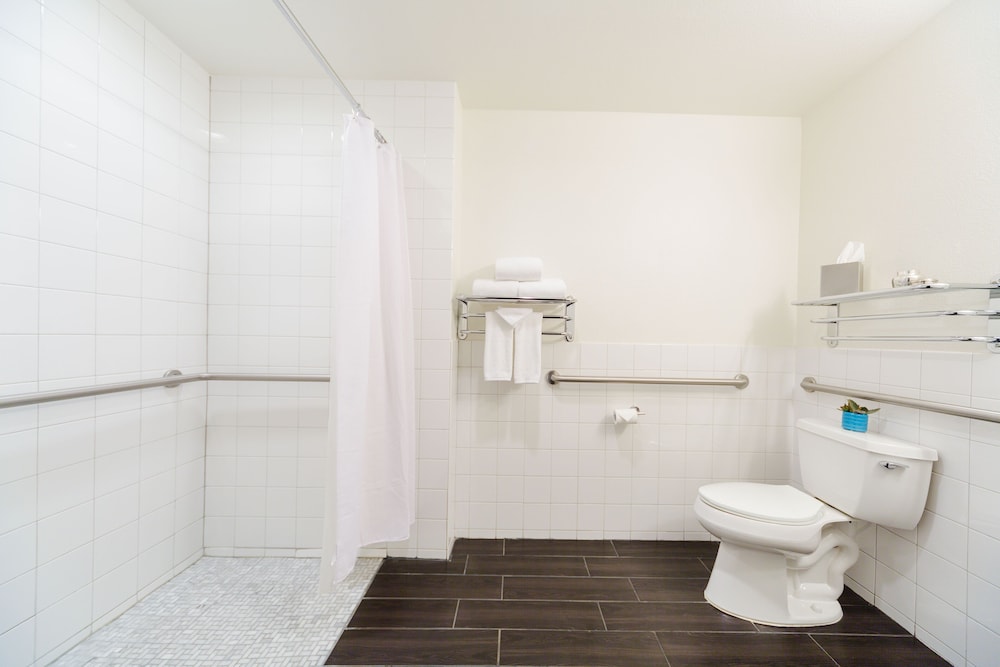 Luxury Room, 2 Queen Beds, Accessible - Photo 4