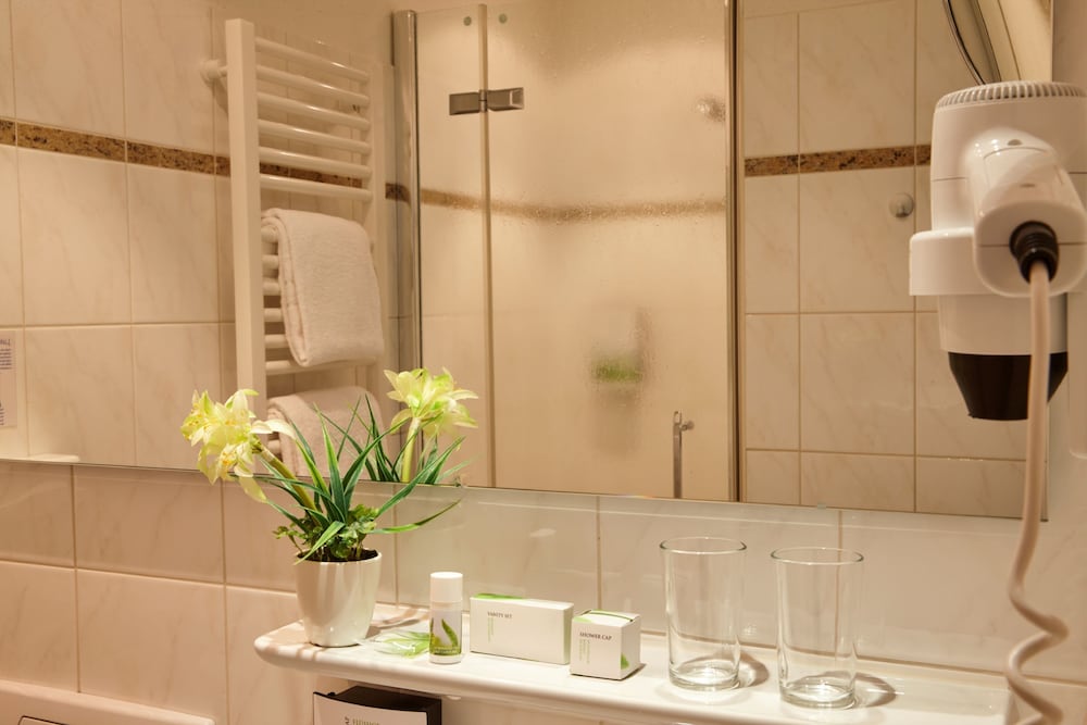 Standard Double Room - Photo 8