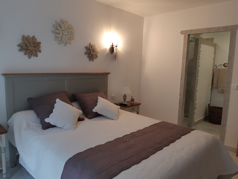 Superior Double Room, 1 Queen Bed, Non Smoking, Private Bathroom (Provence) photo 2