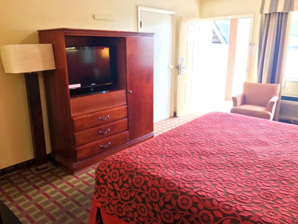 Room, 1 King Bed, Refrigerator & Microwave - Photo 4