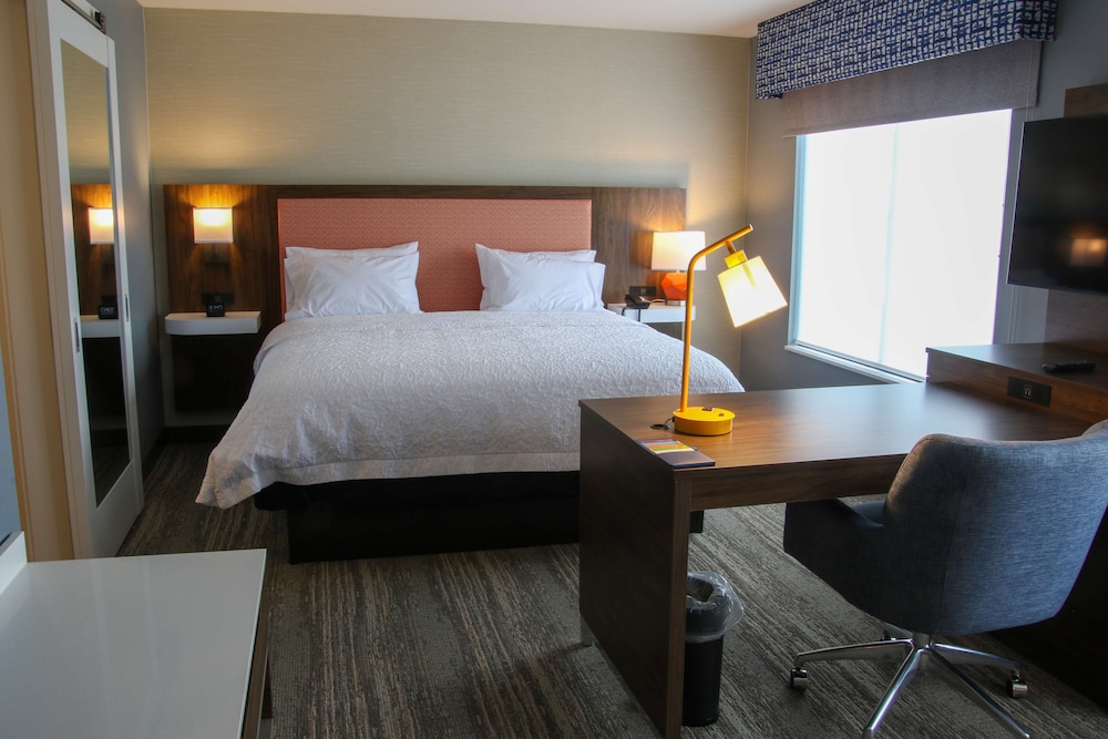 Studio, 1 King Bed, Refrigerator & Microwave (Wet bar) - Photo 1