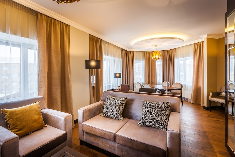 Executive Suite, 1 King Bed, Club Lounge Access photo 2