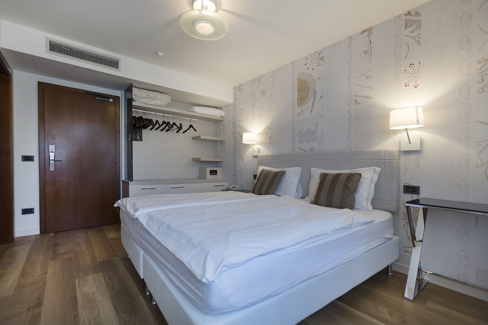 Basic Double or Twin Room photo 2
