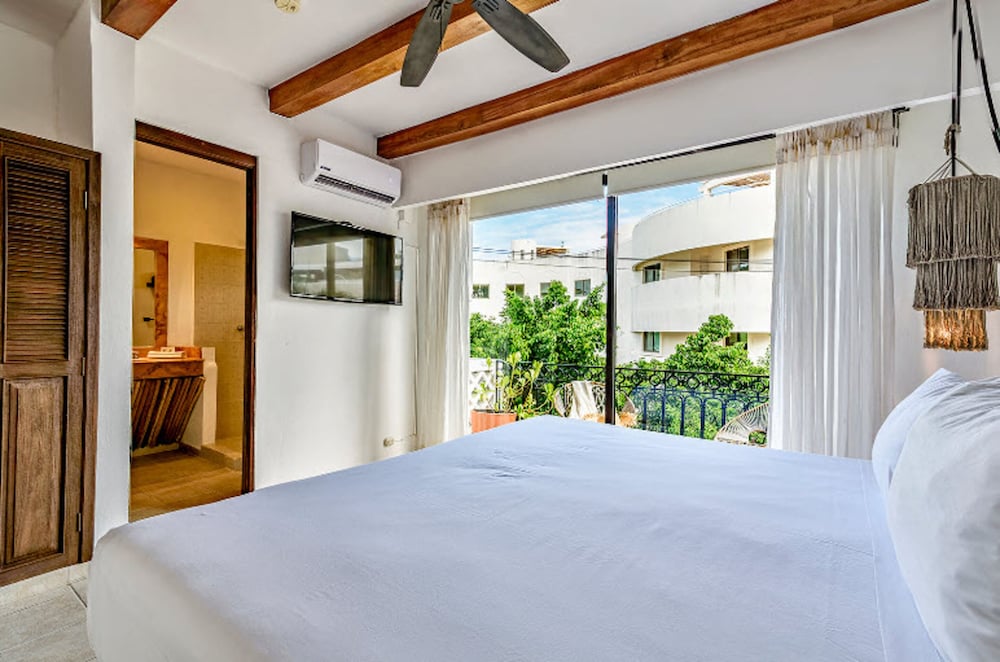 Deluxe King Room with Balcony and City Views - Photo 2