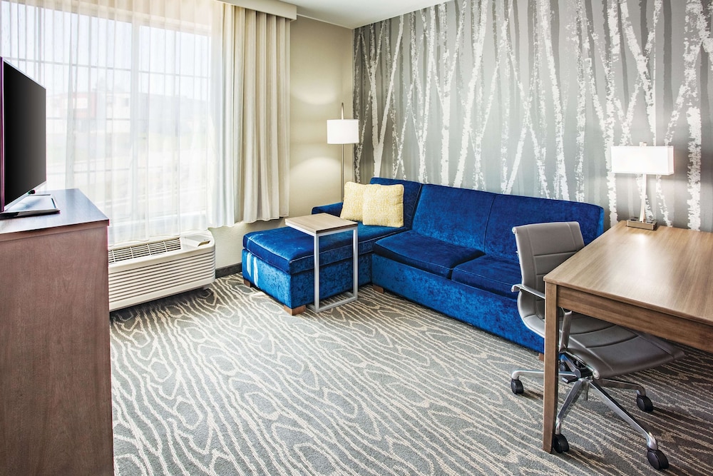 Deluxe Suite, 2 Queen Beds, Non Smoking photo 3