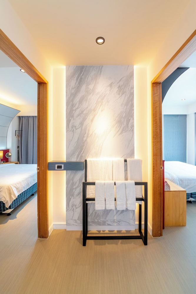 Deluxe Suite, 2 Bedrooms, Balcony photo 3