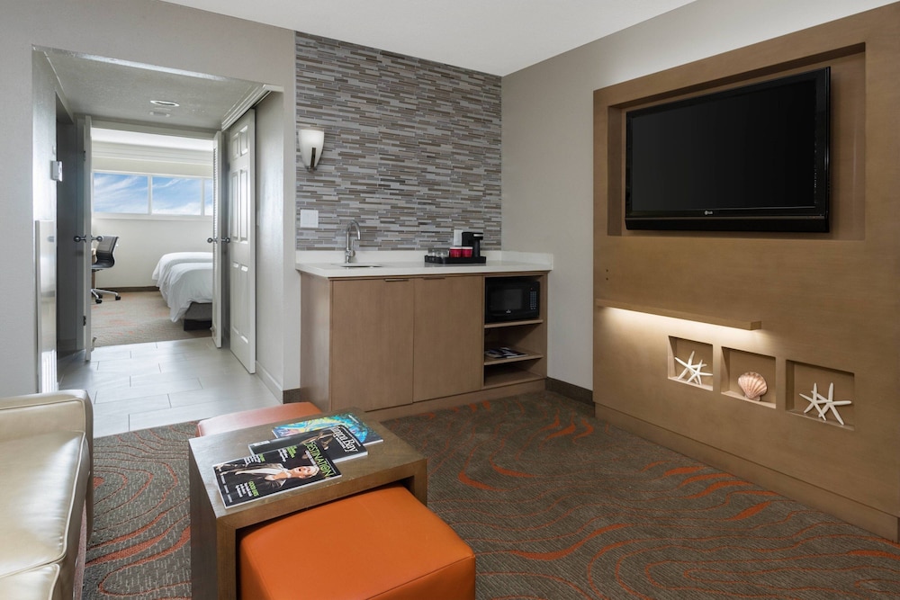 Suite, 1 Bedroom - Photo 3