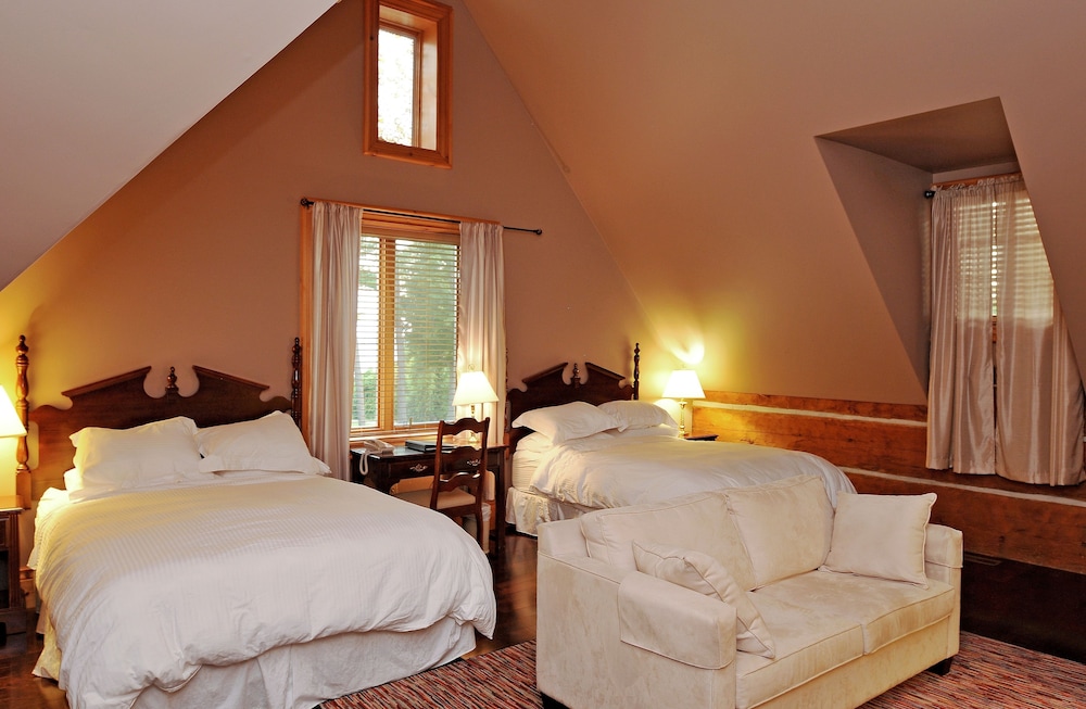 Dunsford House Suite, 2 Queen Beds & Sofa photo 2
