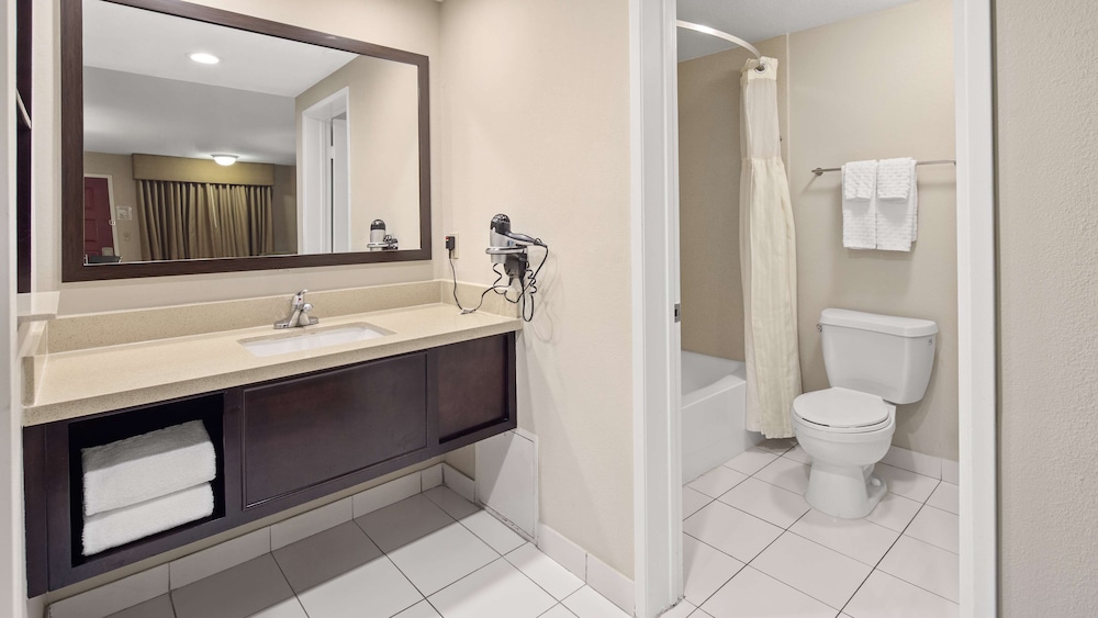 Suite, Multiple Beds, Non Smoking, Refrigerator & Microwave - Photo 10