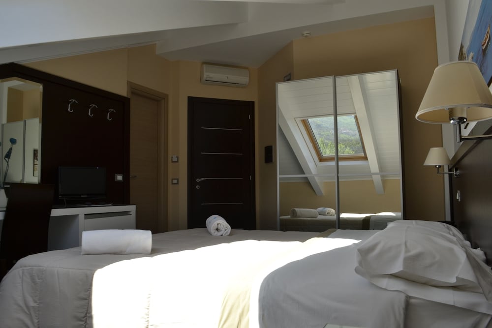 Design Penthouse, 1 Queen Bed photo 3