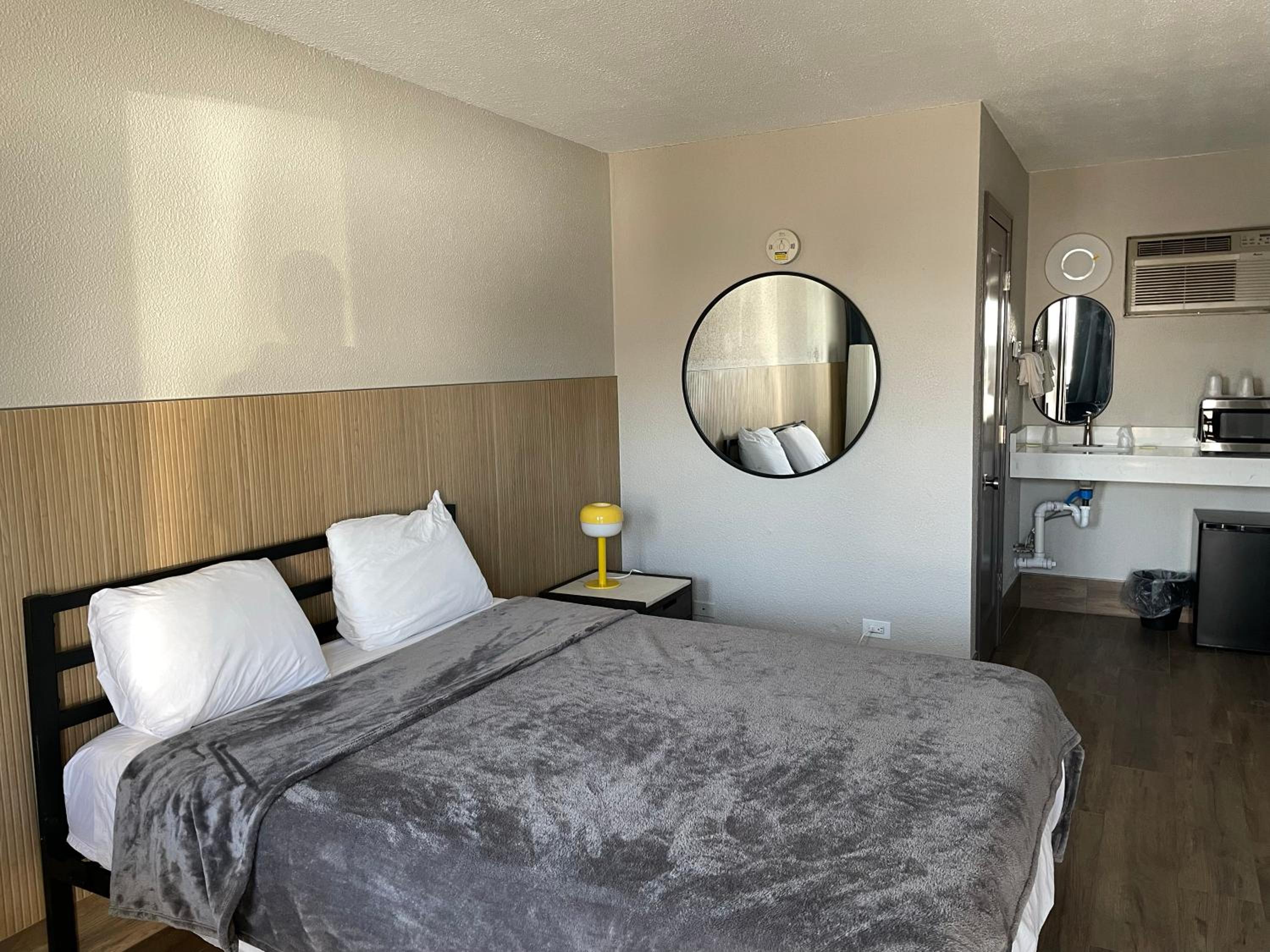 Deluxe King Suite photo 3