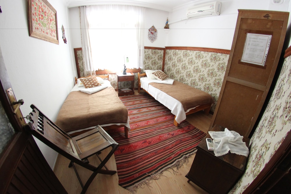Economy Twin Room, 2 Bedrooms, Shared Bathroom photo 3