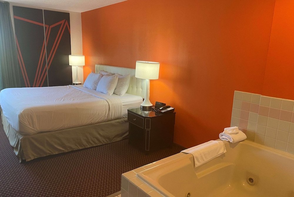 Studio Suite, 1 King Bed, Non Smoking - Photo 1
