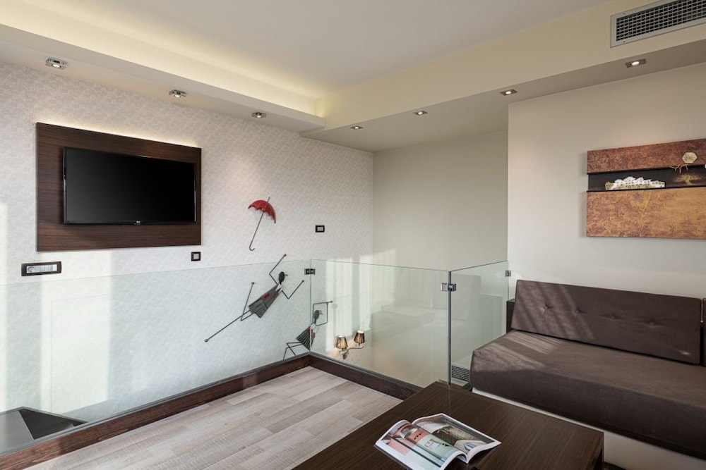 Luxury Maisonette with Private Pool & Sea View - Photo 13