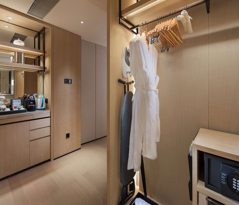 King One Bedroom Hillside Suite Nanhai Wing