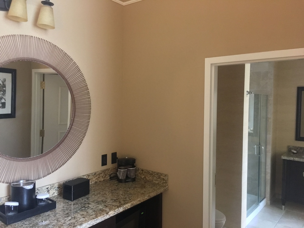Suite, 1 King Bed, Accessible (Hearing) thumbnail 5