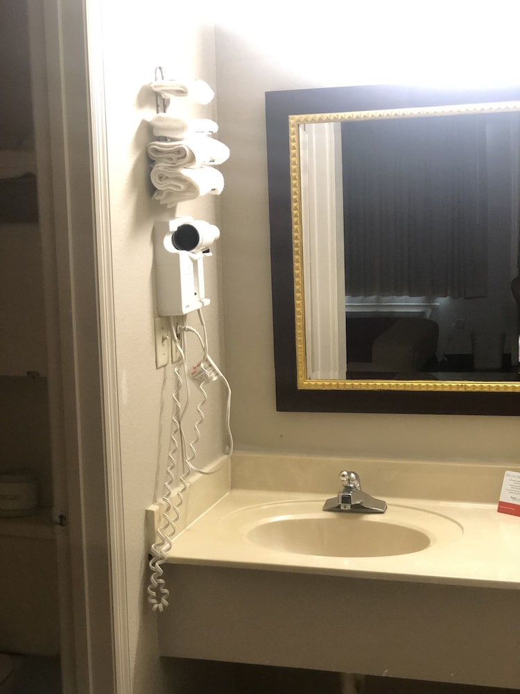Standard Room, 1 King Bed, Non Smoking - Photo 4