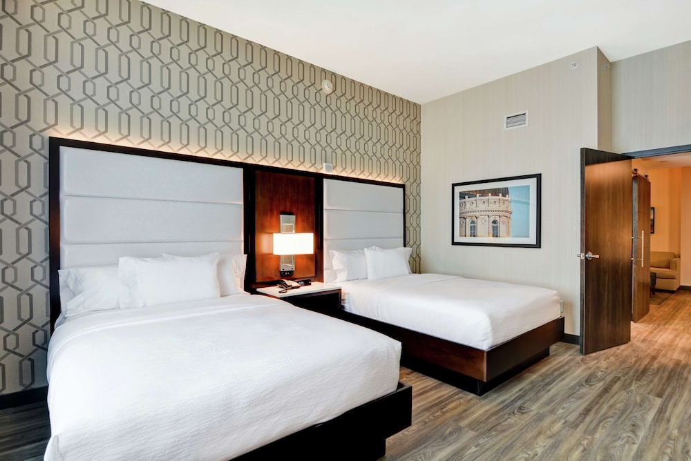 2 Room Suite, 2 Queen Beds,Accessible (Roll In Shower) - Photo 11