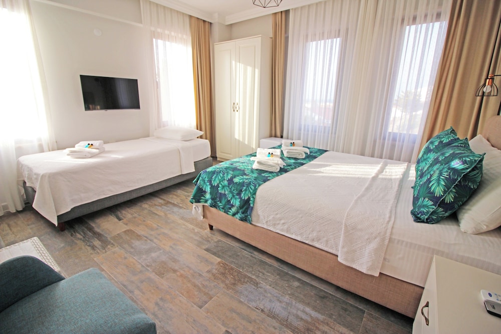 Standard Triple Room, Partial Sea View photo 1