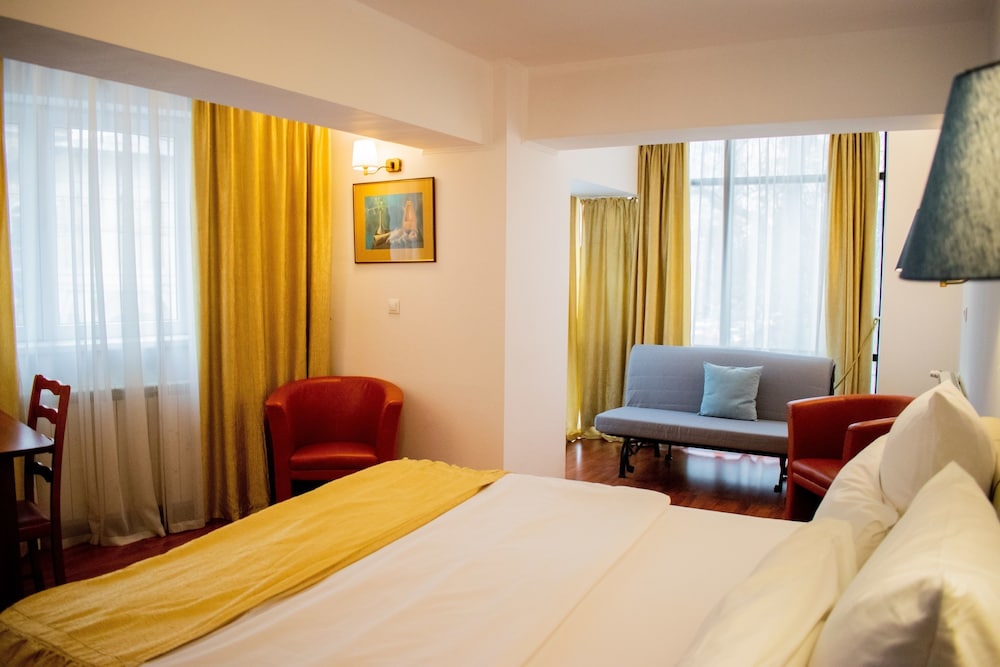 Executive Suite - Photo 2