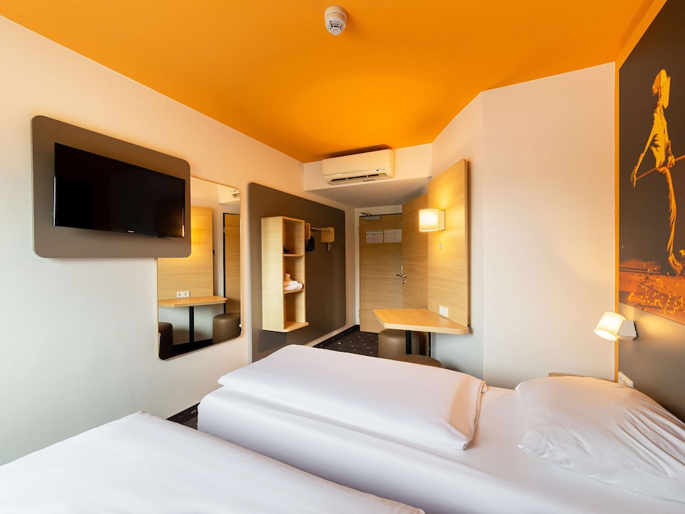 Twin Room - Photo 2