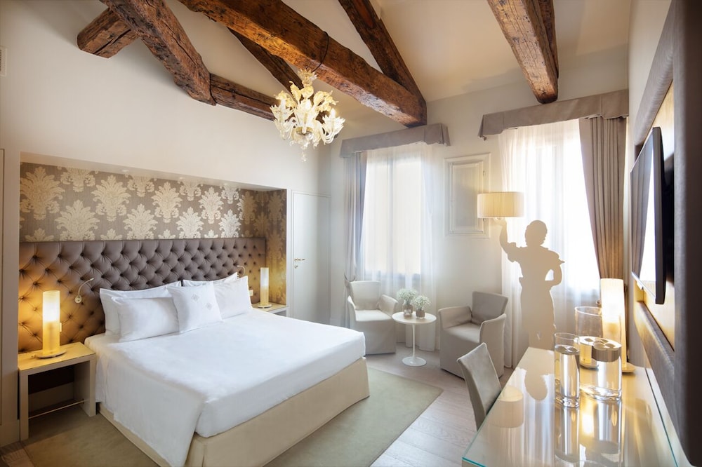 Premium Room, 1 Queen Bed, Terrace, City View