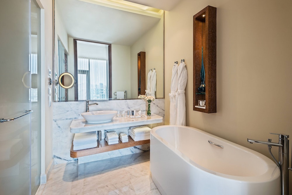 Executive Room, 1 King Bed, City View (Corner) - Photo 6