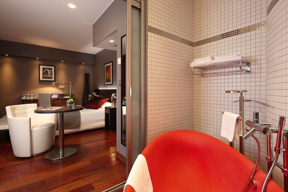 Deluxe Room - Photo 9