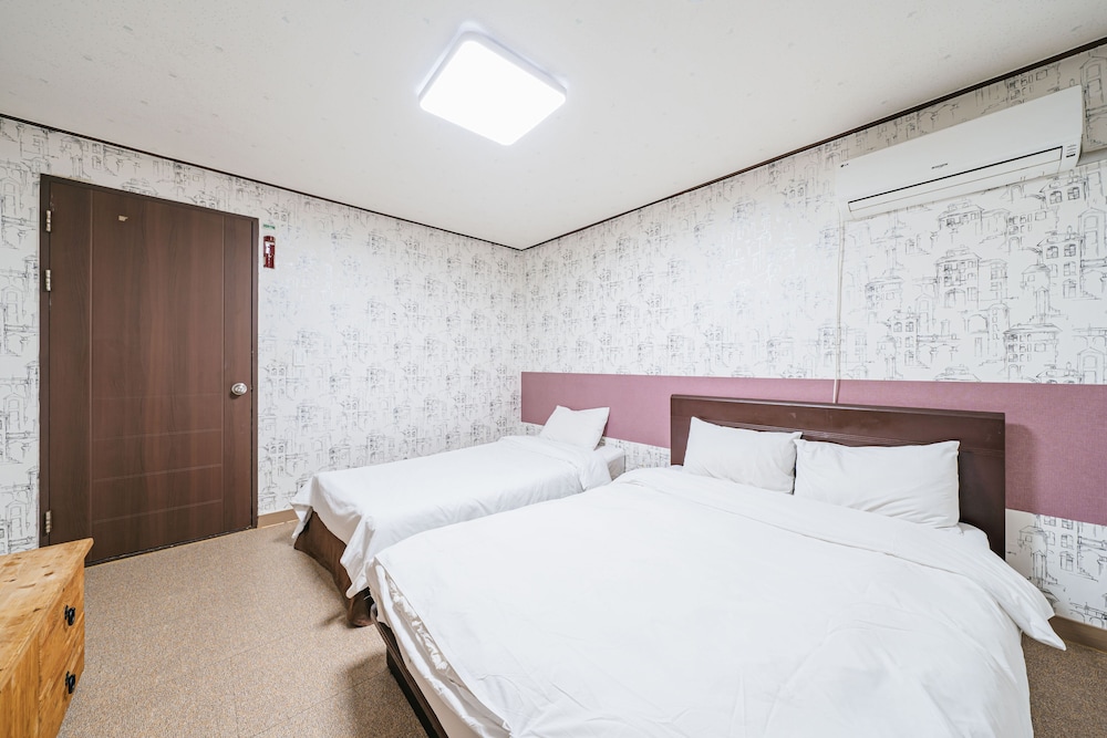 Deluxe Room (Check-in unavailable after midnight, please notify check-in time in advance) photo 2