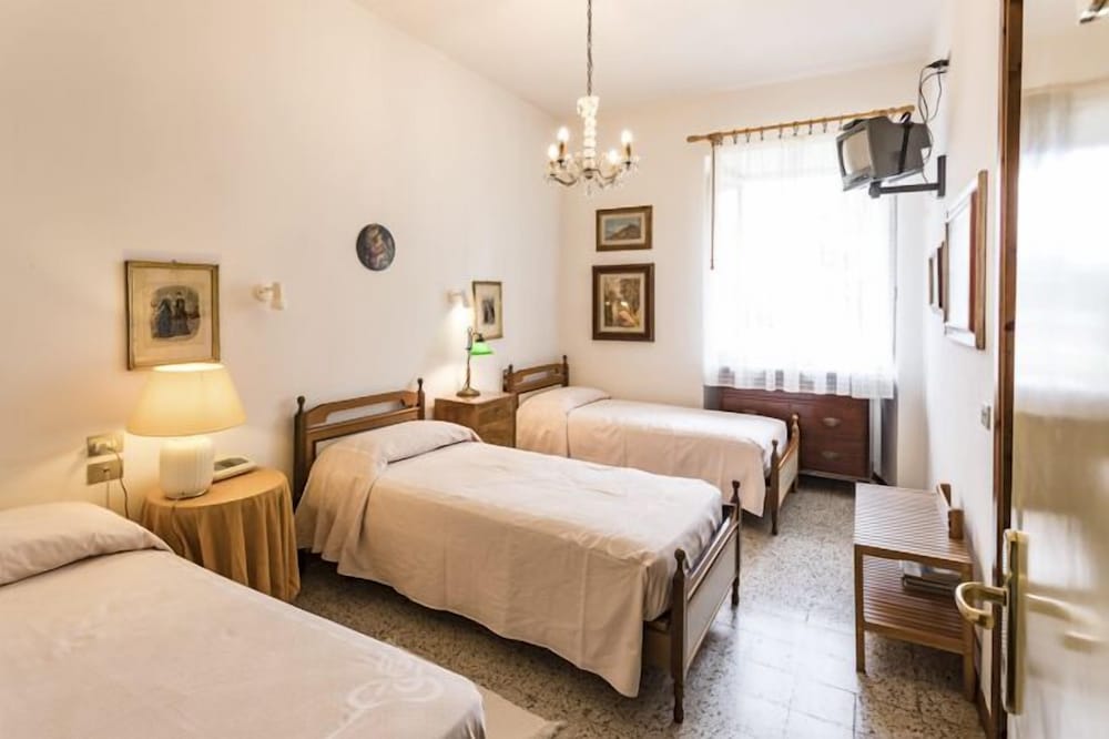 Triple Room, 3 Twin Beds photo 2