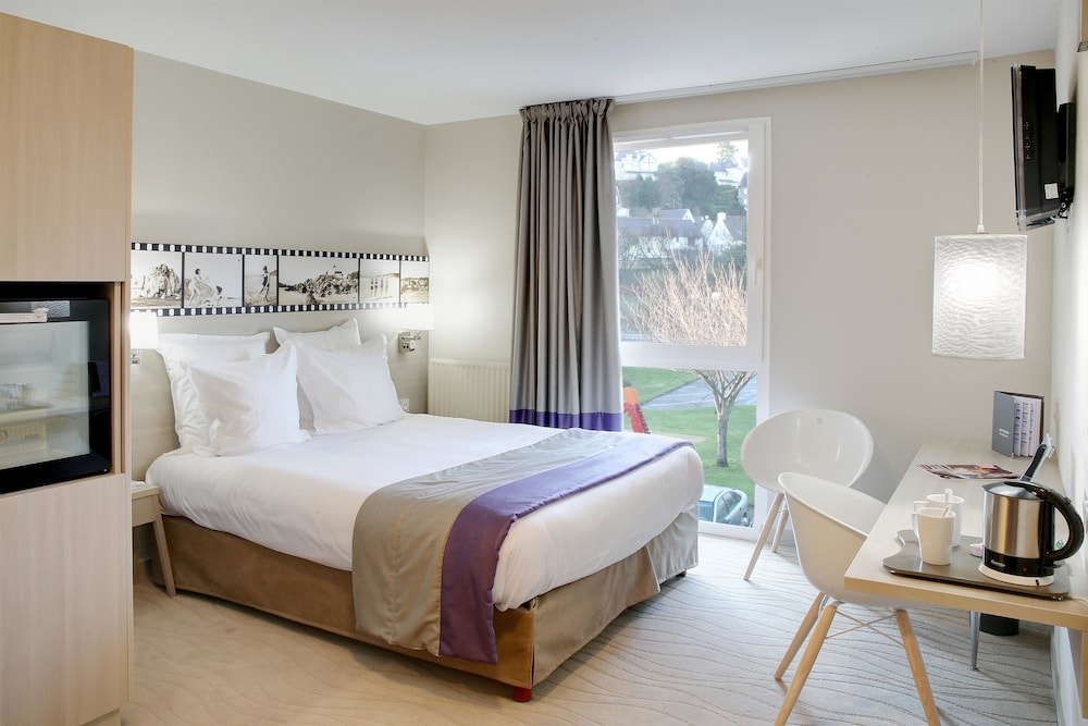 Comfort Room, 1 Queen Bed (Larger Room) - Photo 8