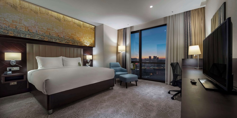 Family Room, 1 Queen Bed (Deluxe) thumbnail 5