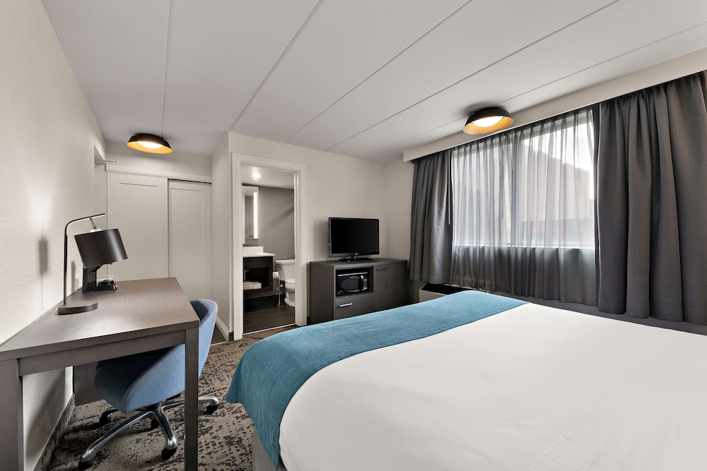Standard Room, 1 King Bed, Non Smoking, Refrigerator & Microwave (Walk-in Shower) - Photo 1